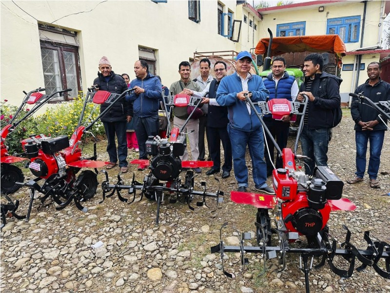 किसानलाई अनुदानमा कृषि उपकरण